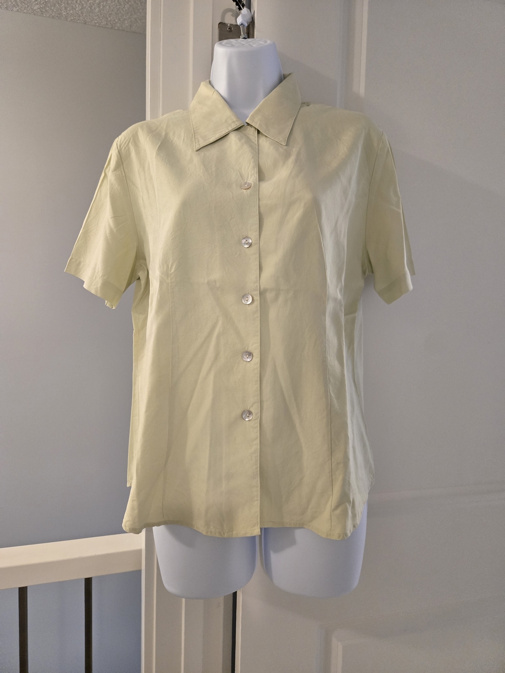Vintage 90s 100% Silk Short-Sleeve Button Front Blouse in Pale Yellow Green Sz 8